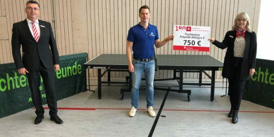 Christian Dietz nimmt die Spende von 750€ entgegen